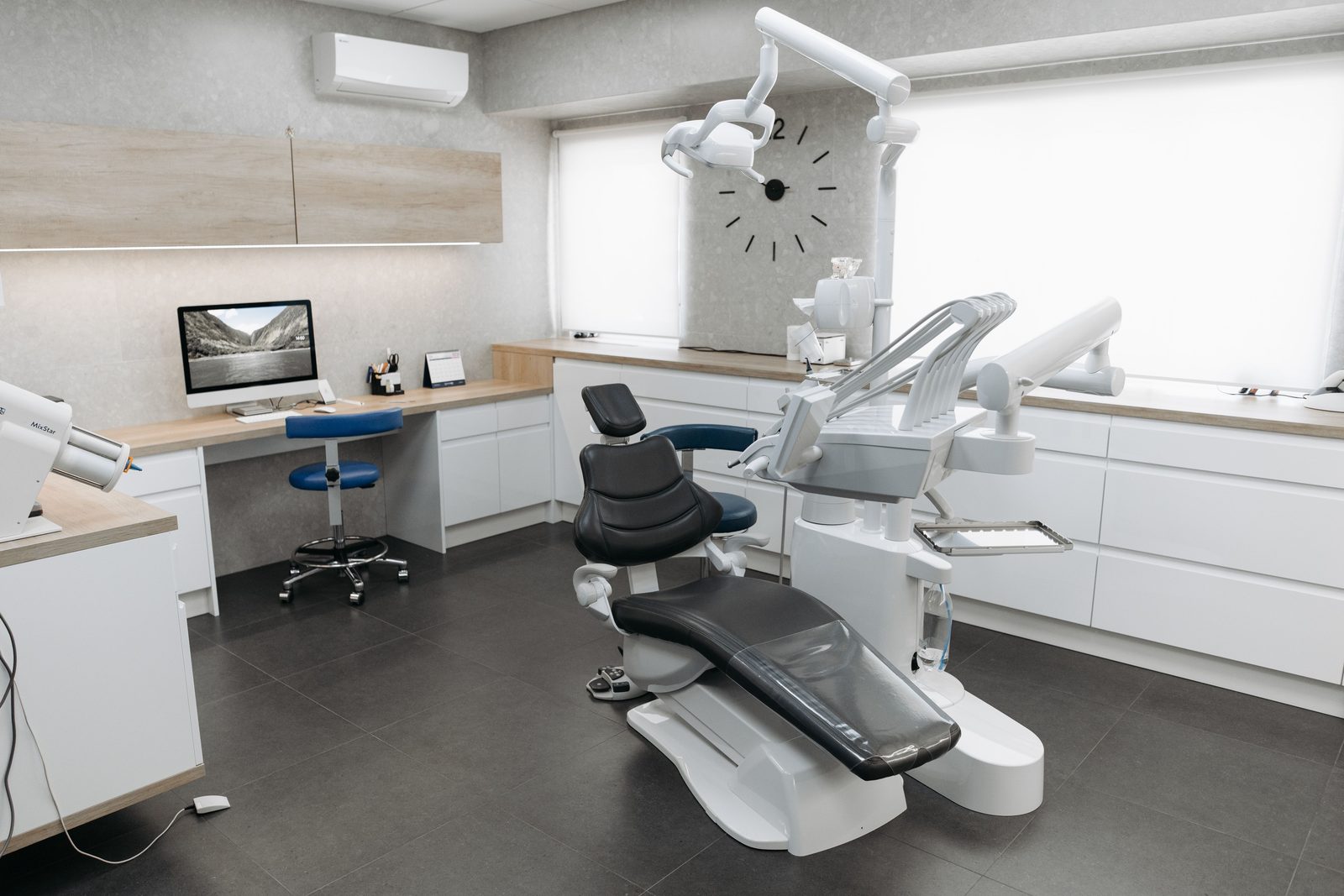 Dental treatment unit installed in a fitted-out room