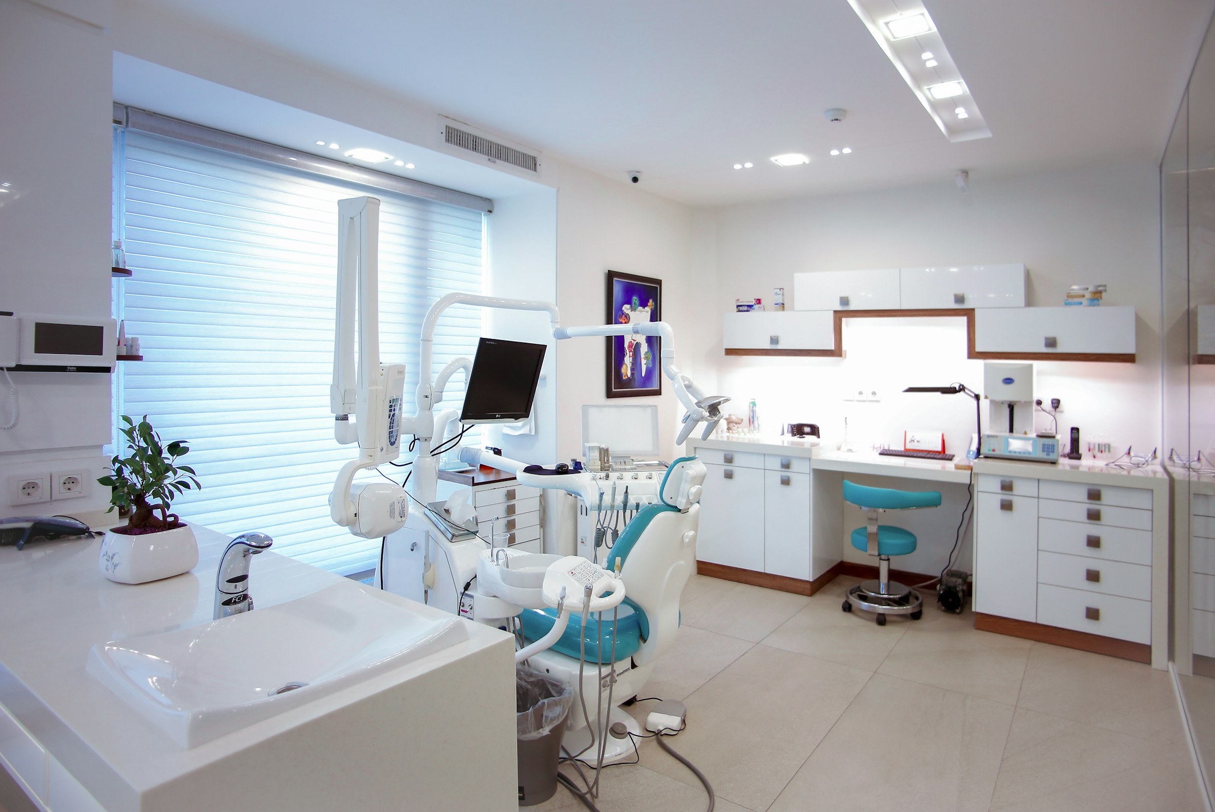 Modern dental operatory with a treatment unit and instrument console