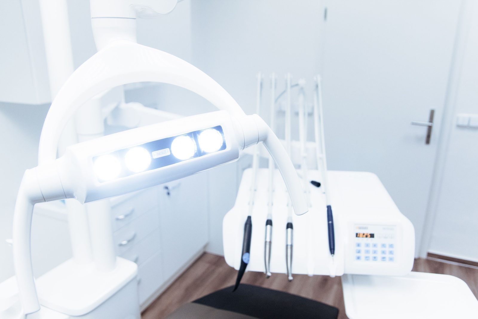 Dental treatment unit installed in a modern clinic room